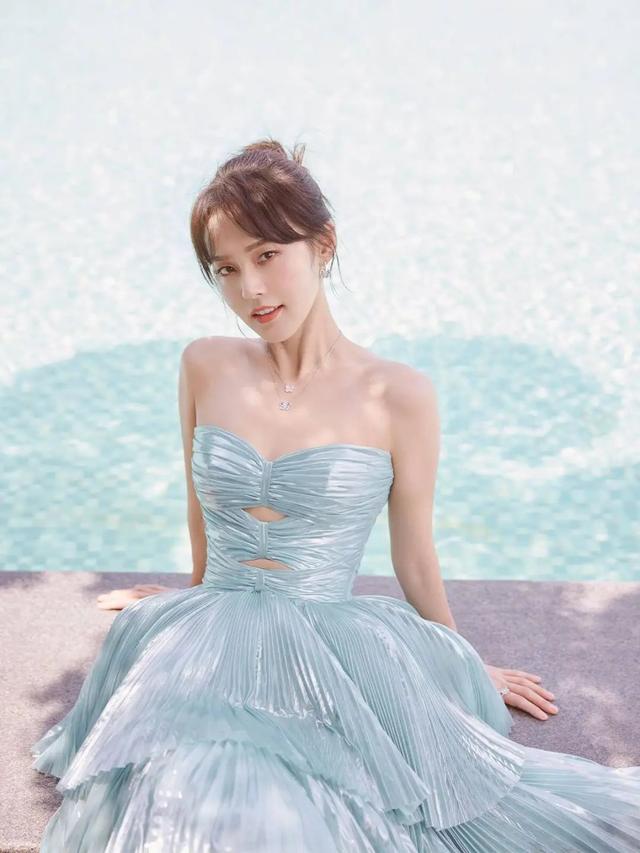 35岁张佳宁穿蓝色抹胸装，眨眼笑的真开心！谁看了不迷糊