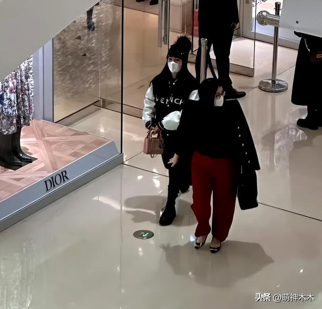 李湘带女儿逛街被偶遇,本人又胖了一圈,戴毛线帽裹大衣被嘲土气