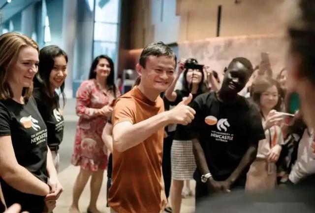 马云近况曝光，现身纽约未带保镖，身影落寞无人识现状让人唏嘘