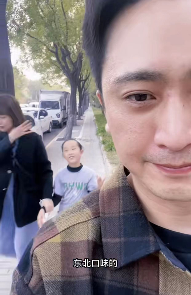 央视主持杨帆携妻接娃！老婆穿连裤装容貌曾遭质疑，7岁女儿似妈