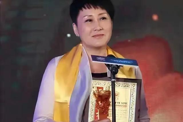 原来张凯丽被“抵制”是有原因的，代言翻车，强捧女儿都不是关键