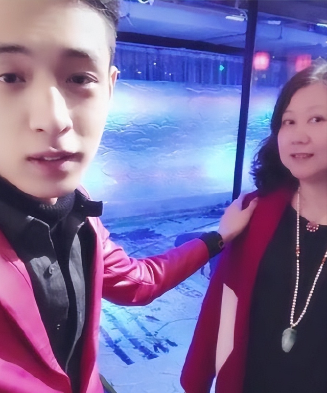 “揭秘秦霄贤家族背景：凯旋地产继承人与神秘姐姐秦瑶”