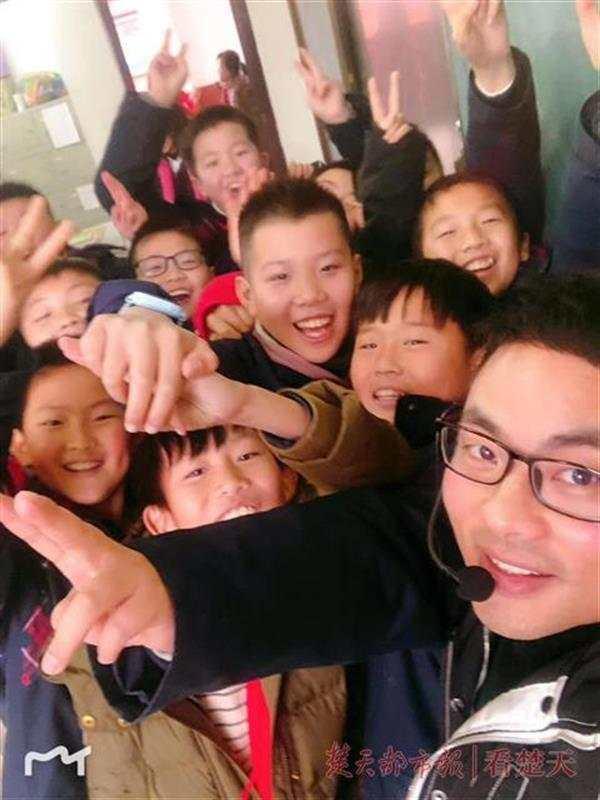 感动！小学生课前三分钟出字谜，谜底暖哭老师