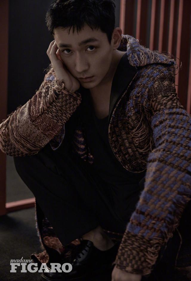 温柔眼眸的凝视 明暗光影交错下的朱一龙