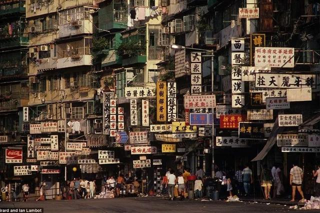 香港九龙城寨旧照：曾是香港最邪恶之地，白天警察不敢独自进入