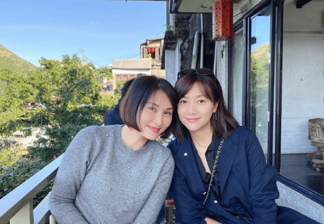 麻花辫、紧身裤、高尔夫,47岁徐静蕾近况曝光,不婚才女生活洒脱