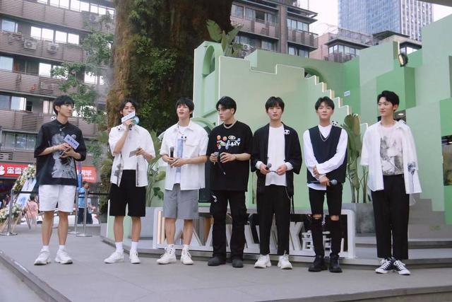 人气新星屈柏宇刘聪成都街头放歌，还为封面送来特别祝福