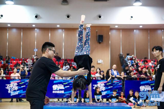 30个月的小娃娃就要独自上场，这场运动会的主角只有一个——勇敢飞跃