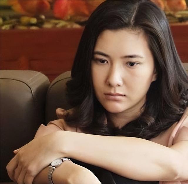 当年她败坏了印小天的名声，借此走红嫁给导演，如今怎么样了