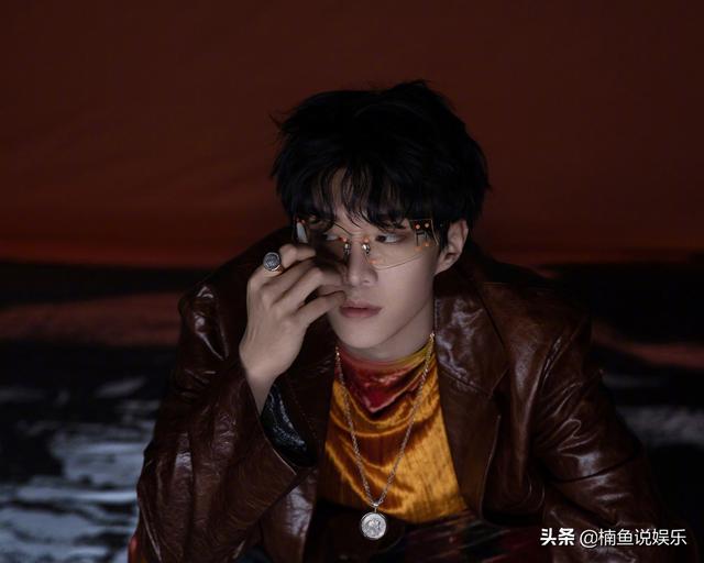 范丞丞不愧是时尚界宠儿，拍写真光影交错，妥妥的暗夜贵公子