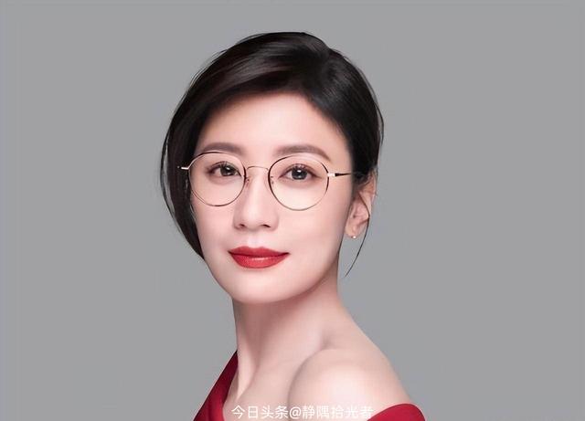 贾静雯绝美图集：49岁冻龄女神性感爆棚，这身材谁顶得住？