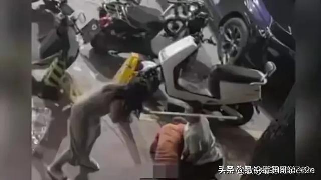 炸裂！网传抓男小三现场，男子脱小三裤子捏命根子，老婆表现醉了