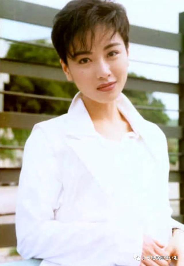 52岁仍单身，香港短发女神近照曝光！曾是古天乐郭富城身边女主角