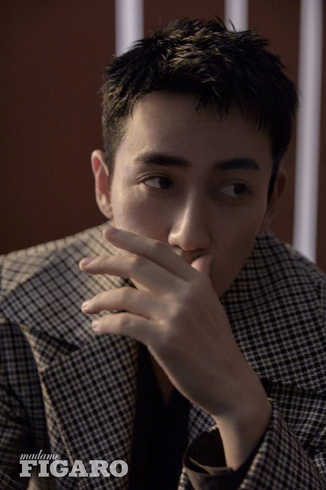 温柔眼眸的凝视 明暗光影交错下的朱一龙