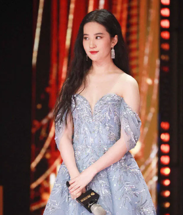 拾光盛典造型：杨幂雍容优雅，迪丽热巴造型敷衍，刘亦菲手臂抢镜