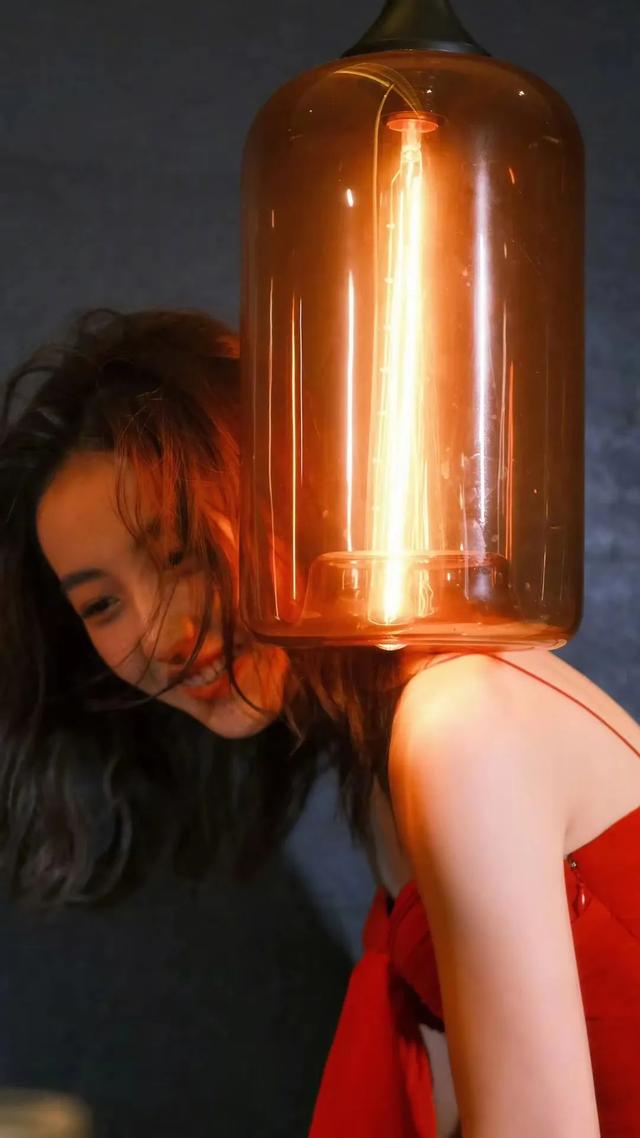 张子枫性感小吊带