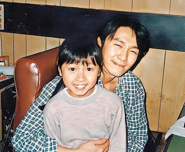 晒照宣布结婚！TVB童星穿桃红色礼服晒事业线，结束11年爱情长跑