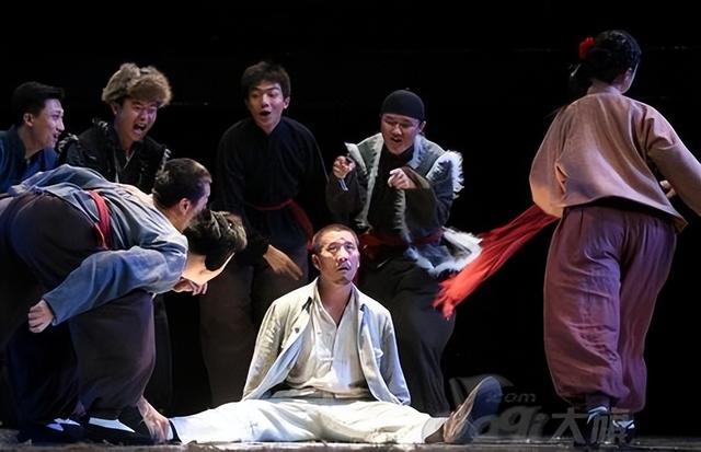 从话剧《荒原与人》的叙述方法中，体会戏曲传统叙事的改变