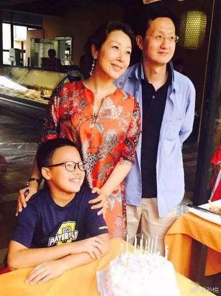 孙悦陪儿子参加游泳比赛,素颜出镜嘴角吓人,12岁儿子太帅了