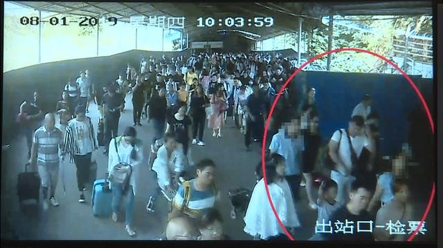 曝光!猥琐男在火车站两次捏女子臀部,还冲人家笑……