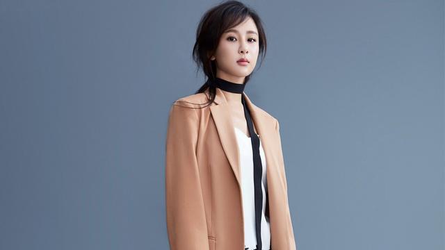 杨紫晒父亲旧照，年轻时杨父颜值堪称小鲜肉，这是什么神仙家庭？