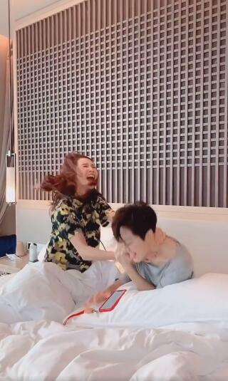 蔡少芬在床上大打出手 闺蜜陈法蓉用热吻化解矛盾