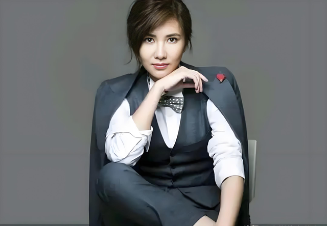 “诬陷”印小天13年后,边潇潇嫁给导演生二胎,日子依旧很潇洒