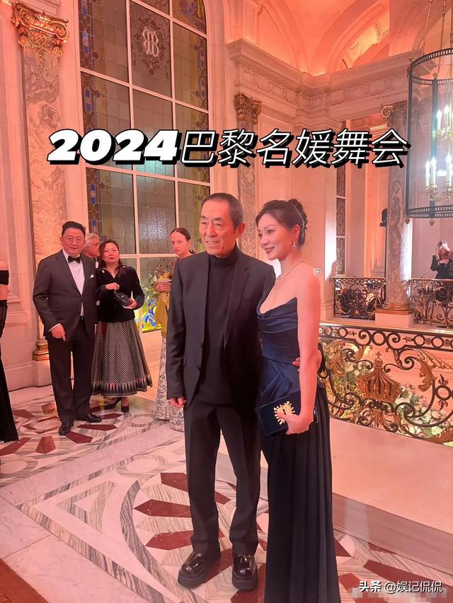 张艺谋带老婆参加名媛舞会，43岁陈婷美出圈，18岁女儿颜值很一般