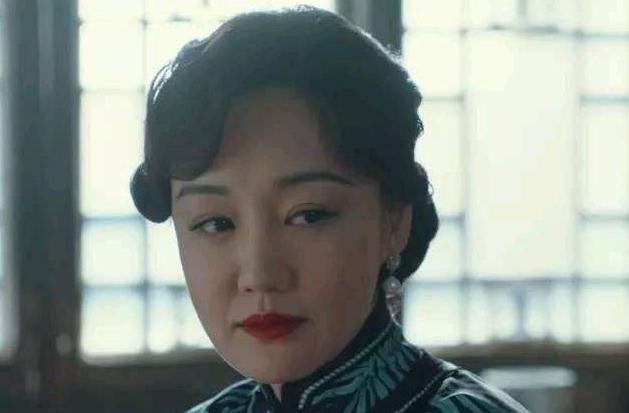 薛佳凝独自吃饭逛街,知情人透露与胡歌分手原因,42岁还是单身