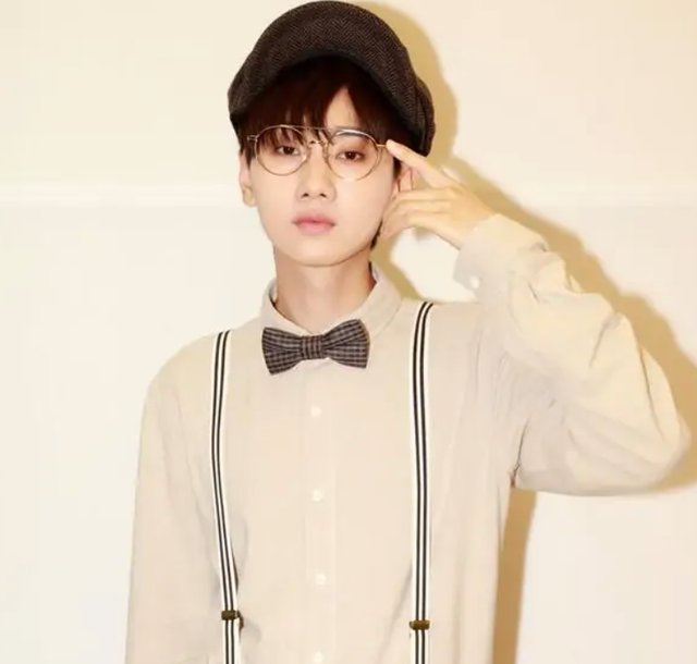 31岁汪苏泷疑恋情曝光！美女主动亲吻多次好热情，男方却一脸淡定