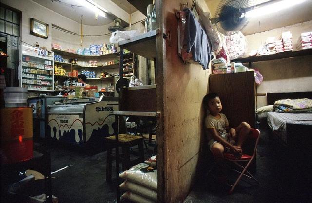 香港九龙城寨旧照：曾是香港最邪恶之地，白天警察不敢独自进入