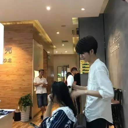 被控制、开口跪，有黑料，一夜爆红的吹头小哥走下神坛了？那些年的民间帅哥，你们还好吗