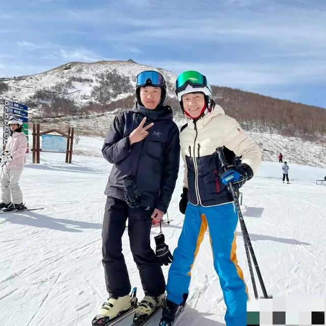 撒贝宁崇礼滑雪被偶遇,身边两位保姆英语流利,被曝月薪2万起步