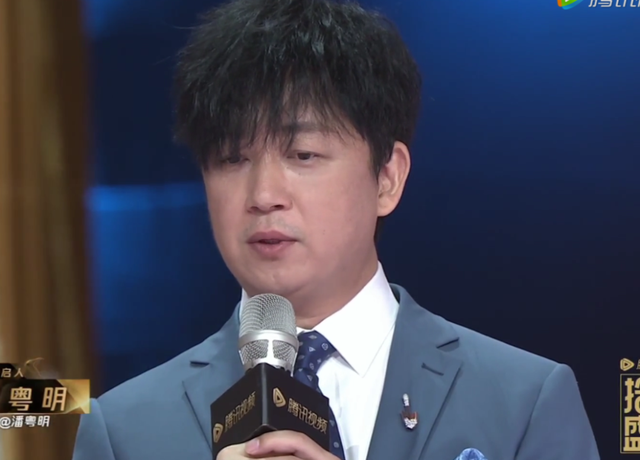 拾光盛典造型：杨幂雍容优雅，迪丽热巴造型敷衍，刘亦菲手臂抢镜