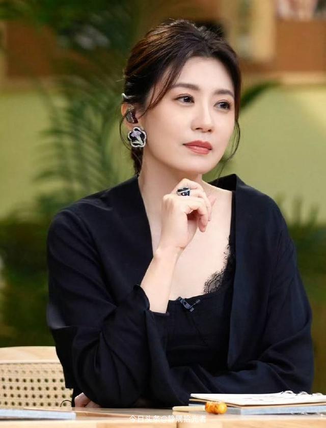 贾静雯绝美图集：49岁冻龄女神性感爆棚，这身材谁顶得住？