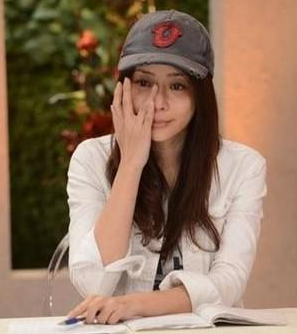 “比基尼王后”王子鱼，遭51岁富豪男友暴打吐血，头骨也骨折太惨