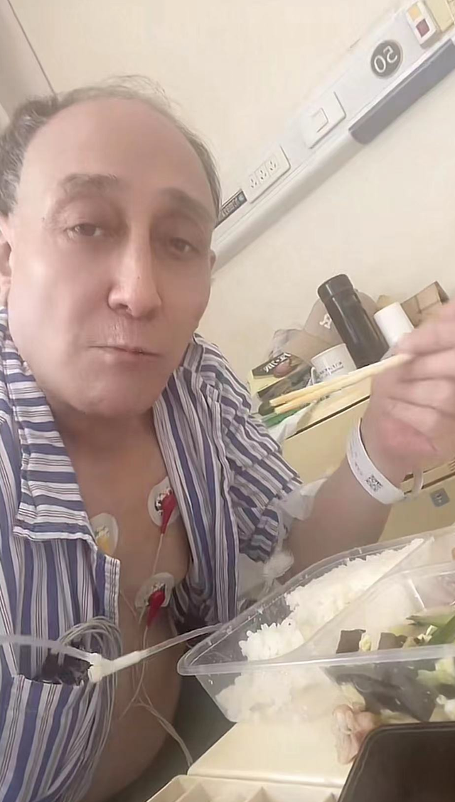 60岁喜剧演员紧急入院引担忧!身上满是仪器,憔悴无力吃素菜盒饭