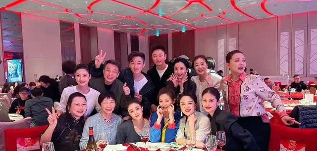 《甄嬛传》13年后重聚，孙俪冷落李学东一幕，揭开娱乐圈残酷真相