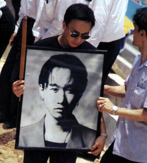 1993年黄家驹去世,在灵堂上痛哭的前女友林楚麒,为何遭到驱赶?