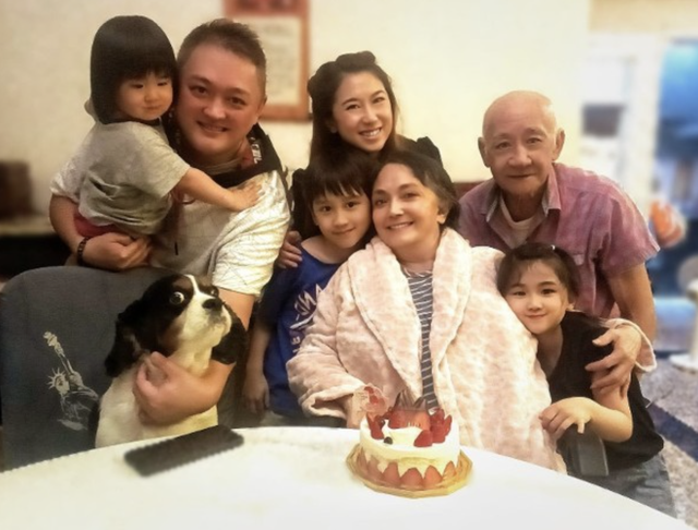 72岁施明大病后近照曝光，前夫李家鼎现身探望，三代同堂过母亲节