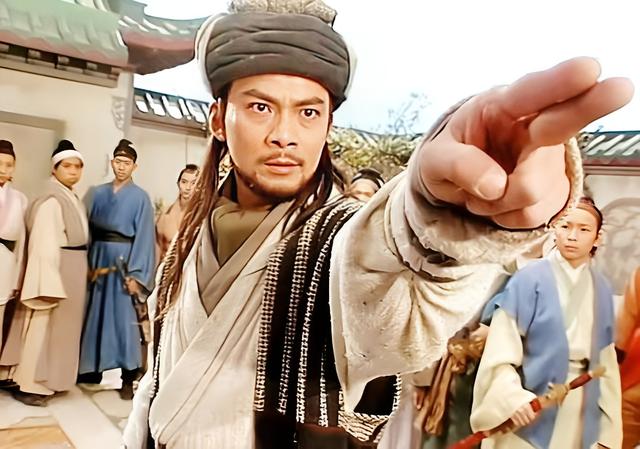 乔峰为何能暴打慕容复？金庸：将乔峰、慕容复的绰号读一遍就懂了