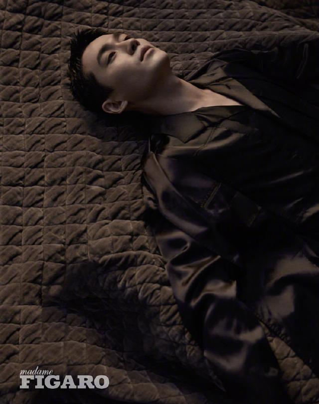 温柔眼眸的凝视 明暗光影交错下的朱一龙