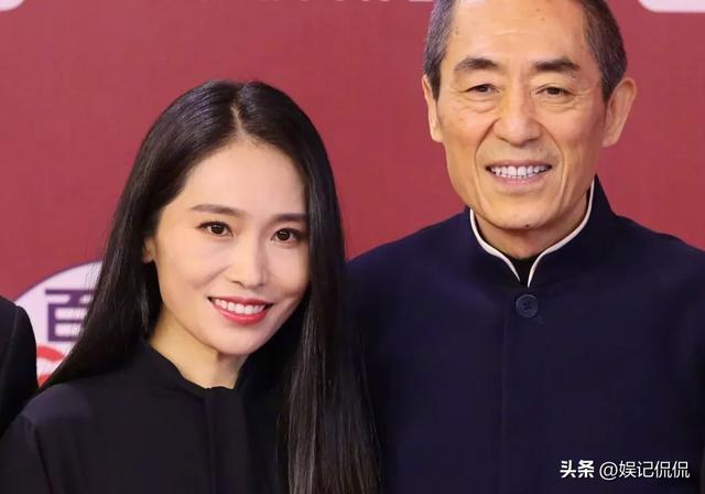 张艺谋带老婆参加名媛舞会，43岁陈婷美出圈，18岁女儿颜值很一般