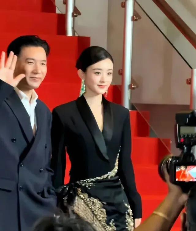 独家揭秘：赵丽颖背后的神秘经纪人，为何粉丝喊打喊杀都动不了？