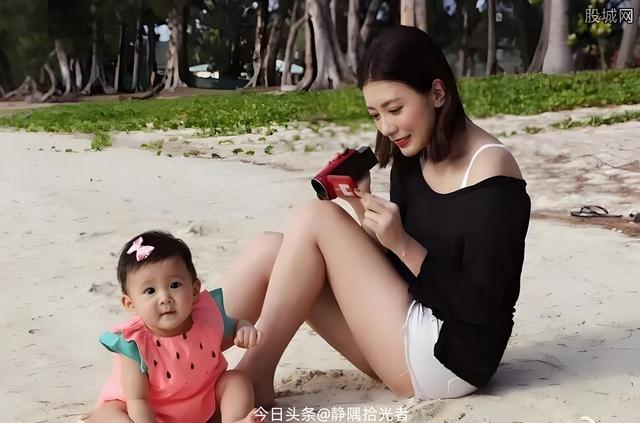 贾静雯绝美图集：49岁冻龄女神性感爆棚，这身材谁顶得住？