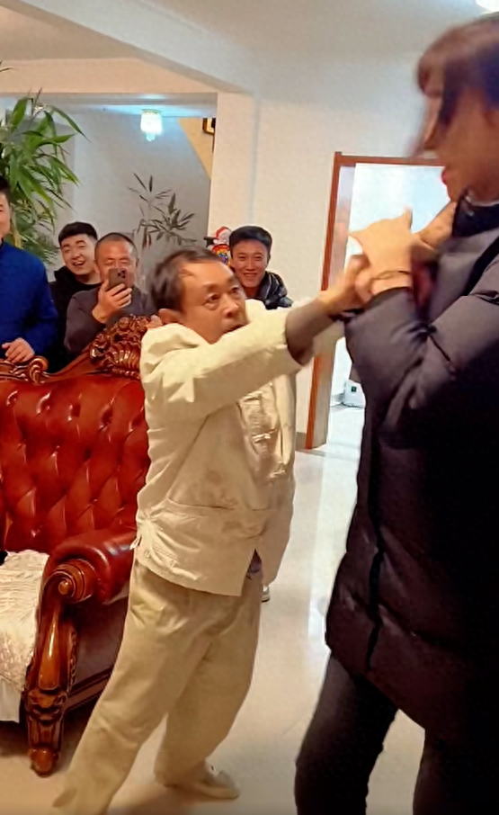 太极马保国一招降服2.3米女巨人！传统功夫真厉害，五连鞭再发威