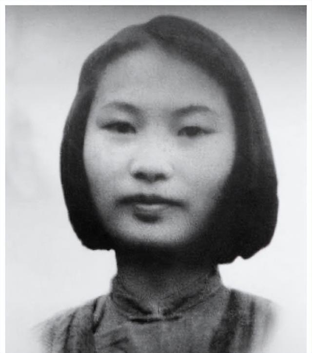1950年,一女战士惨遭敌人酷刑后被轮番羞辱,尸体被扔在荒野喂狗
