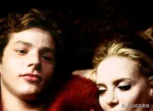 做爱电影在线观看(00年的法国也太敢拍了：【干柴烈火】适合晚上一个人的时候看)