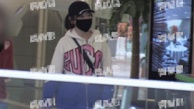 薛佳凝独自吃饭逛街,知情人透露与胡歌分手原因,42岁还是单身