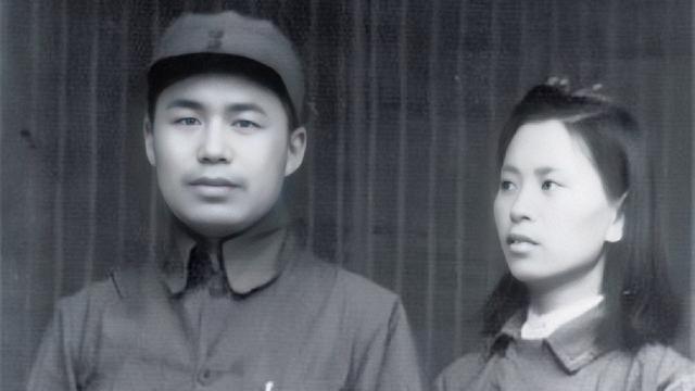 开国中将被妻子举报，降为大校，死前留下遗言：不许妻子参加葬礼